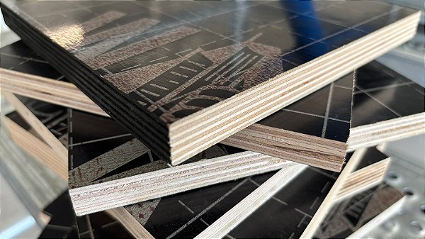 Compensado Plastificado 18mm 122x244cm 11 Lâminas (2 Processos)