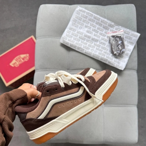 Tênis Vans knu Skool.