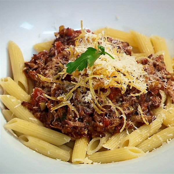 Penne ao molho bolonhesa (carne desfiada)
