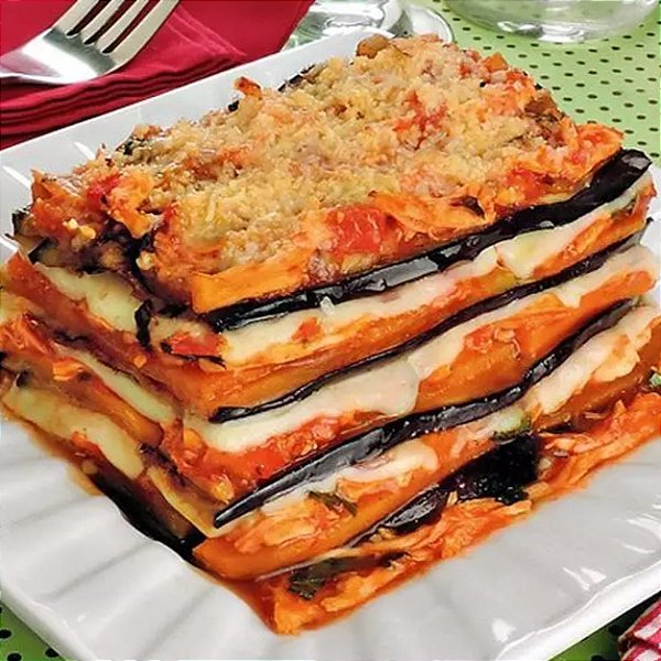 Lasanha de berinjela ao molho bolonhesa