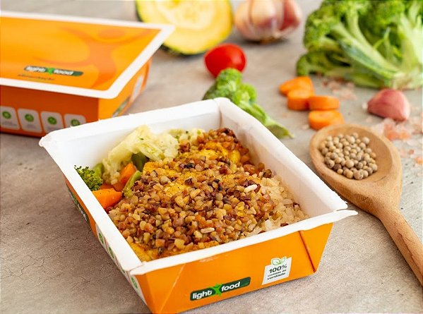 Filé de Frango Em Crosta de Castanha de Caju Com Arroz Integral e Legumes Sauteé