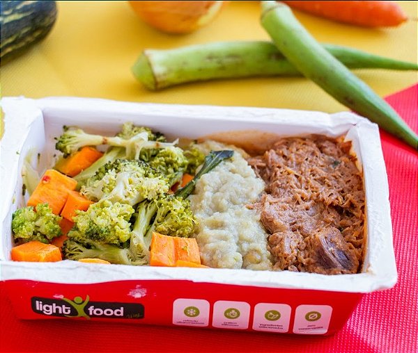 Carne Desfiada Purê de Batata Doce e Mix de Legumes