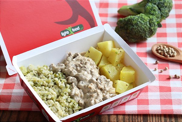 Estrogonofe de Carne Arroz Com Batata, Arroz Integral e Brócolis