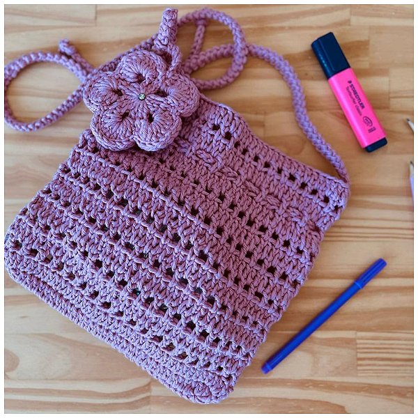 Bolsa Rosê em Crochê com Flor Decorativa e Alça Transversal