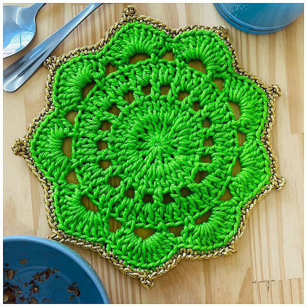 Porta Copo Mandala em Crochê com Acabamento Dourado