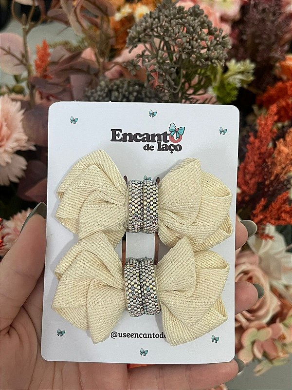 Laço Invertido Com Fita de Algodão Cru e Tira de Strass Meia Cana