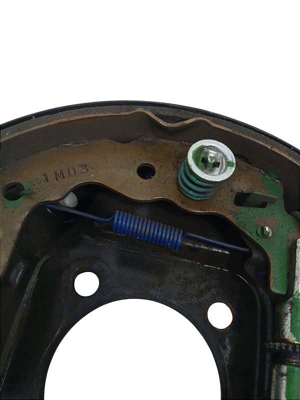 defletor panela freio traseiro esquerdo Nissan Kicks 2024