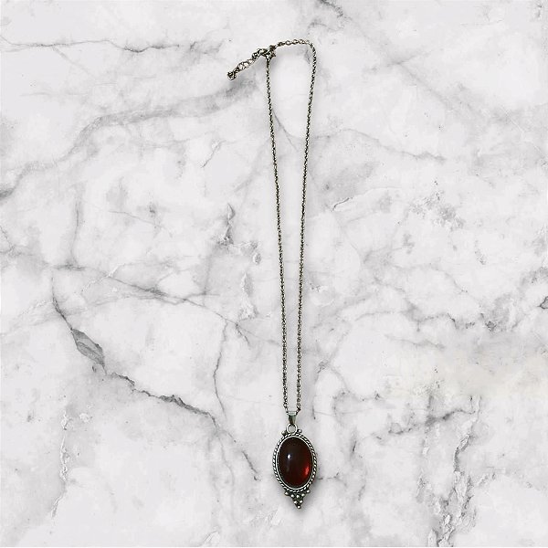 Colar Clássico com Pedra Oval Vermelha