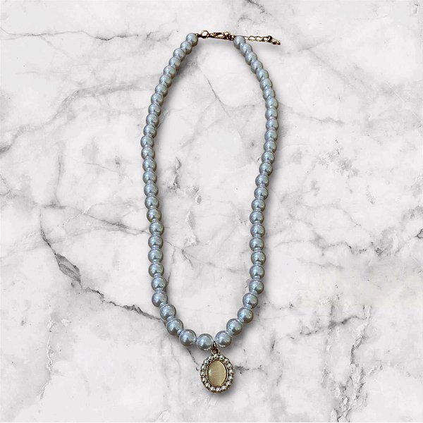 Colar de Pérolas com Pingente Oval Dourado