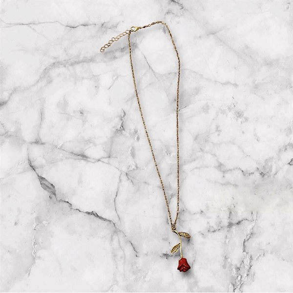 Colar Dourado com Pingente de Rosa Vermelha