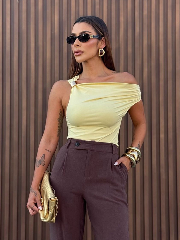 Blusa com detalhe no ombro