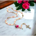 Terço Nossa Senhora Guadalupe Resina Colorida Com Flor Cor Rosa