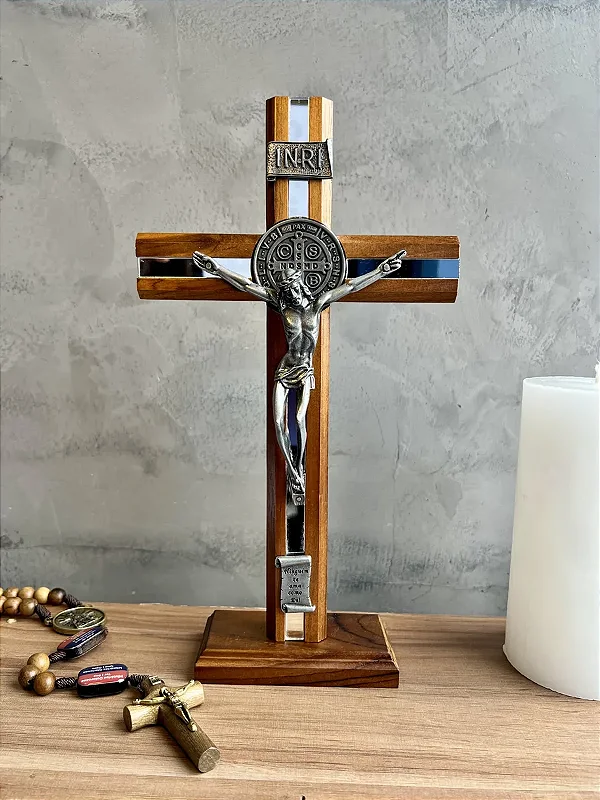 Crucifixo Madeira Frisada 26cm São Bento Espelhado Mesa Parede