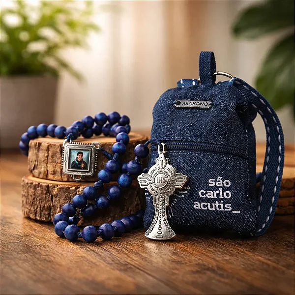 Terço Carlo Acutis 8mm Azul Madeira Com Mochila Chaveiro