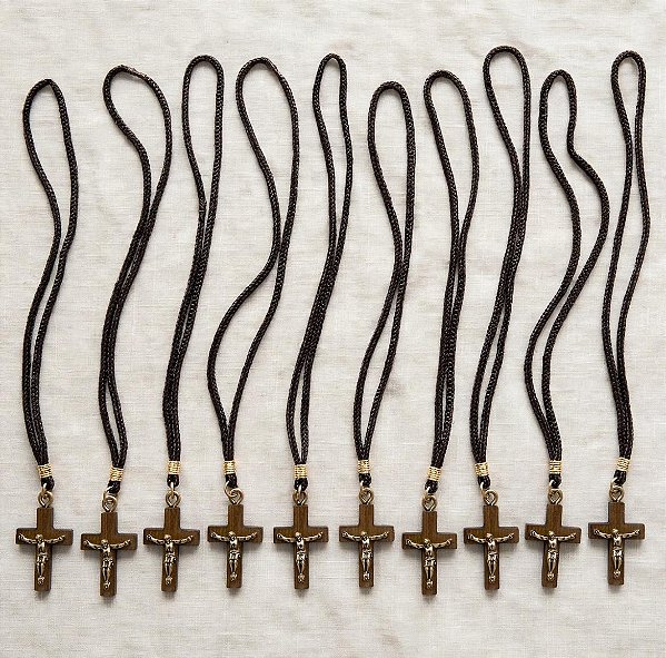 Kit 10 Colar Cordão Marrom Cristo Crucifixo Mad Imbuia 40cm