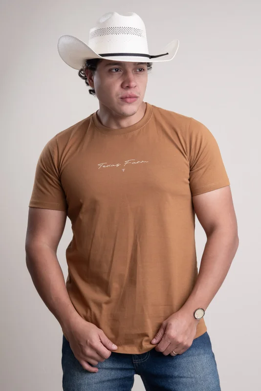 CAMISETA MASCULINA TEXAS FARM- MARROM CAPPUCCINO/ OFF WHITE