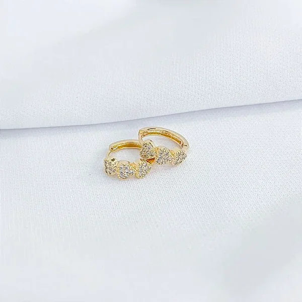 BRINCO ARGOLA COM CORAÇÕES CRAVEJADAS EM OURO 18K