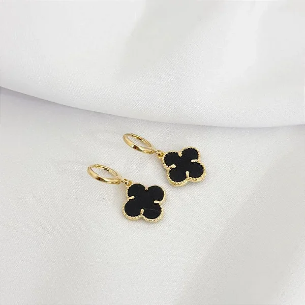 BRINCO ARTICULADO TREVO PRETO EM OURO 18K