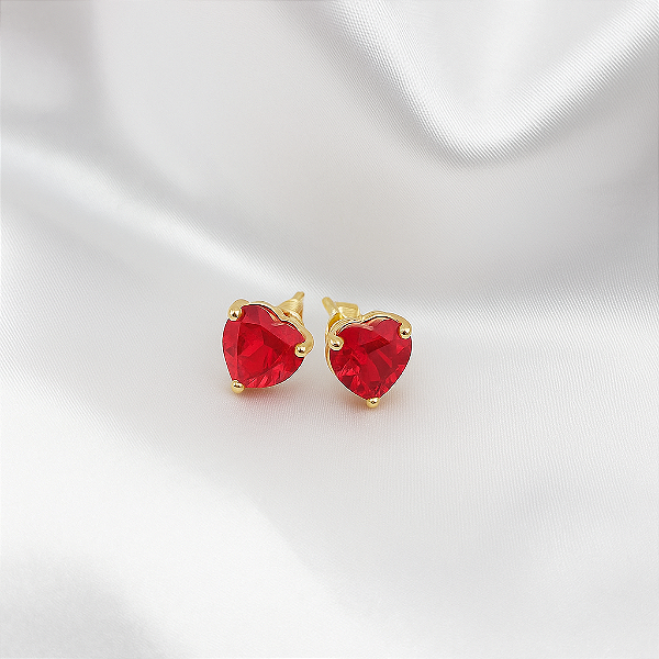 BRINCO PEQUENO CORAÇÃO COM PEDRA VERMELHA EM OURO 18K