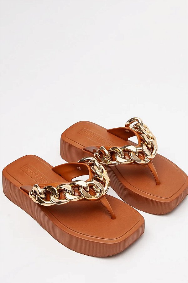 Chinelo Petite Jolie Flatform Bico Quadrado Correia Com Corrente Doce De Leite