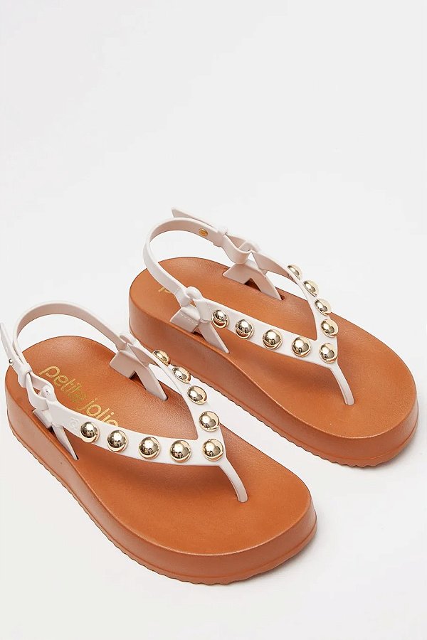 Sandália Petite Jolie Branca Com Tiras E Detalhes Metálicos Dourados, Conforto E Estilo Para O Dia A Dia White/ Doce De Leite