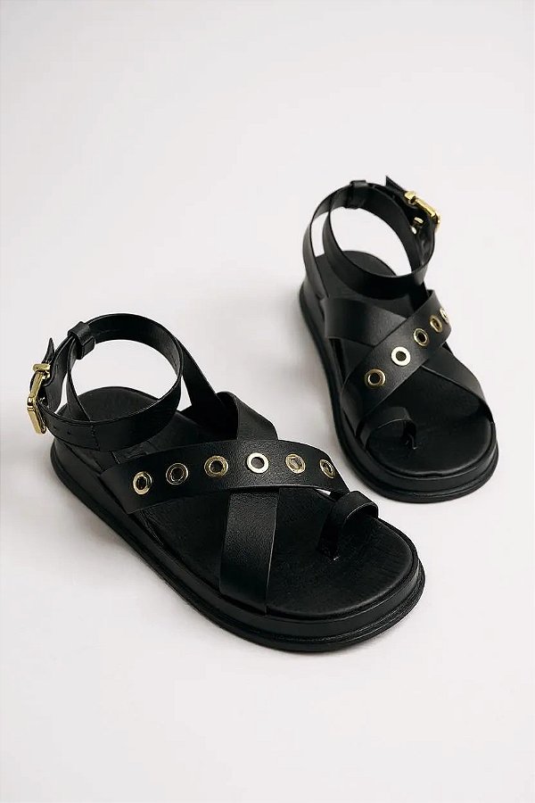 Sandália Moleca Com Tiras Cruzadas E Detalhes Em Ilhós Dourado Preto