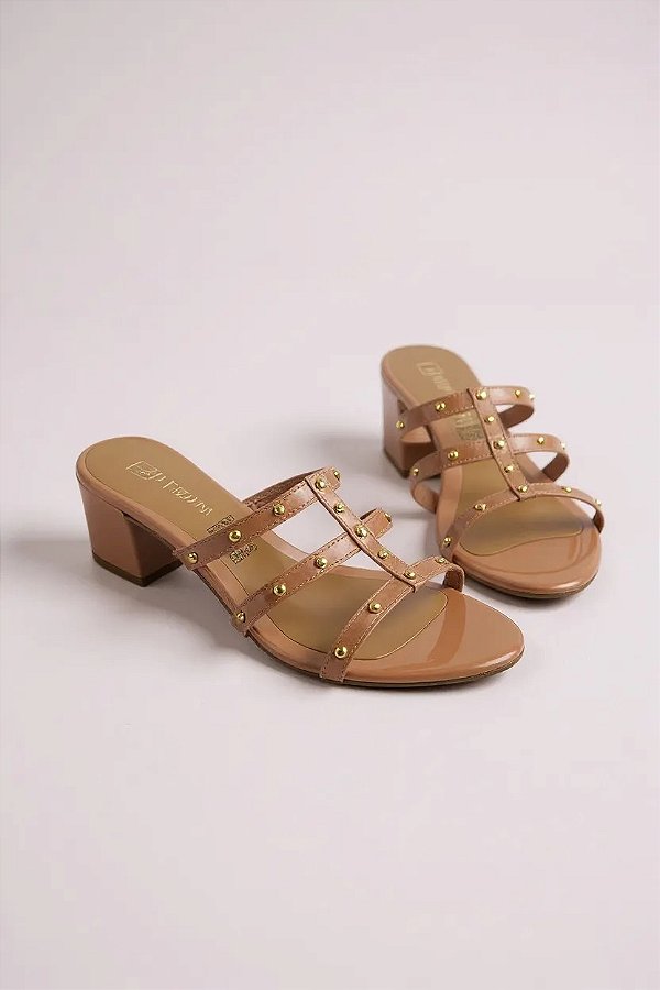 Tamanco Addan Feminino Com Salto Médio E Detalhes Em Tachas Douradas Taupe