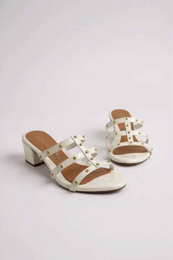 Tamanco Addan Feminino Com Salto Médio E Detalhes Em Tachas Douradas Branco