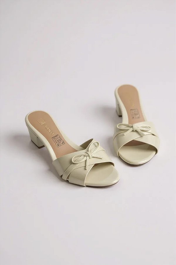 Tamanco Addan Preto Verniz Com Salto Médio - Conforto E Elegância Bege