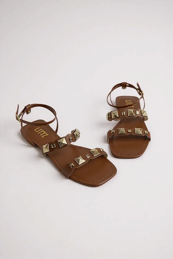 Sandália Rasteira Littz Com Tachas Douradas - Conforto E Estilo Caramelo