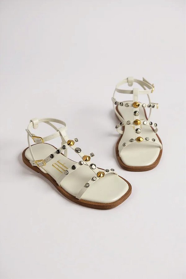 Sandália Rasteira Littz Com Tachas Douradas E Prateadas Confortável E Estilosa   Off White