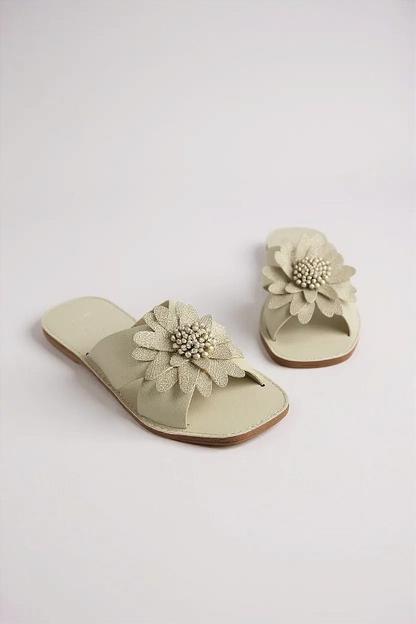 Sandalia Rasteira Feminina Com Flor Dourada   Off White Linho