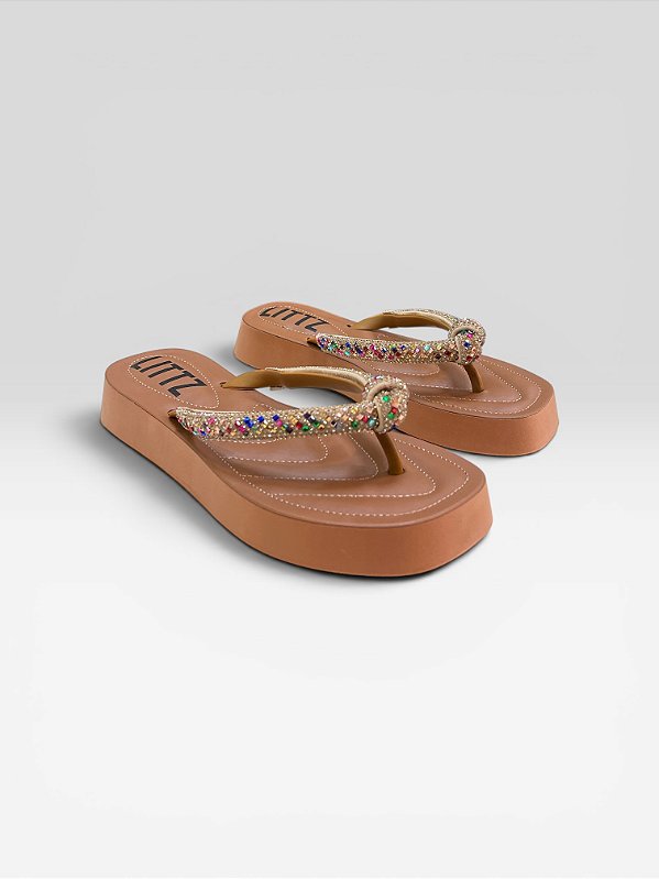 Chinelo Feminino Plataforma Com Aplicações De Strass E Pedrarias Caramelo