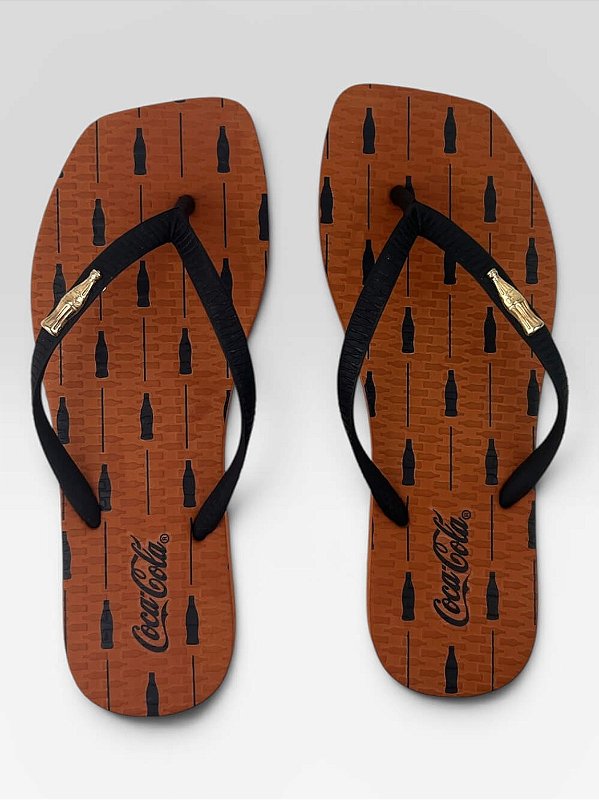 Chinelo Coca-Cola Estampado Com Detalhe Metálico Marrom #1