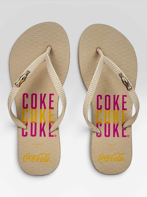 Chinelo Coca-Cola Casual Com Estampa A E Detalhes Dourados Off White/Off White #1
