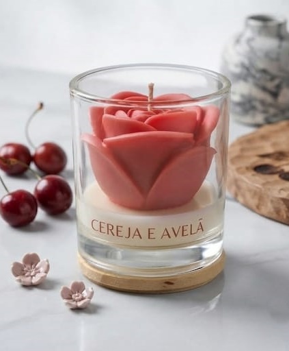 Vela Aromática com flor 180g, Cereja e Avelã.