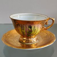 xícara de chá com pires em porcelana (antiguidade / raridade / relíquia / antiquário)