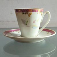 xícara de café c pires em porcelana (antiguidade / raridade / relíquia / antiquário)