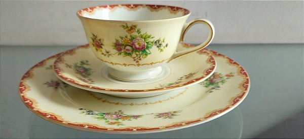 Trio / xícara de chá c pires em porcelana (antiguidade / raridade / antiquário / relíquia)