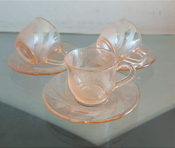 Xícaras de café com pires em vidro (antiguidade / raridade / relíquia / antiquário)