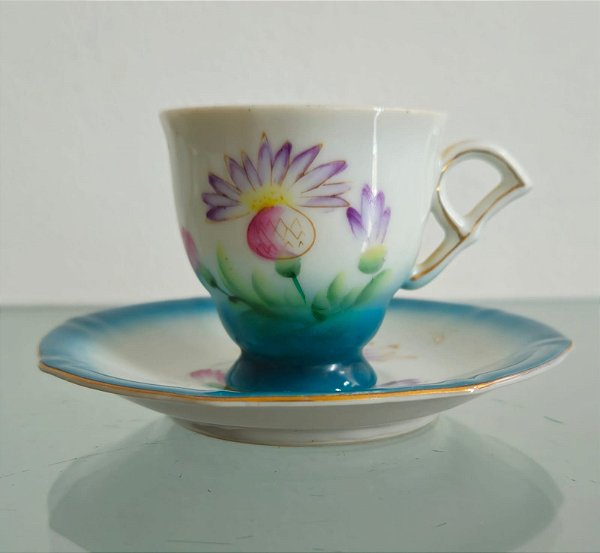 xícara de café com pires em porcelana (antiguidade / raridade / relíquia / antiquário)