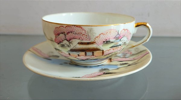 xícara de chá com pires em porcelana japonesa (antiguidade / raridade / relíquia / antiquário)