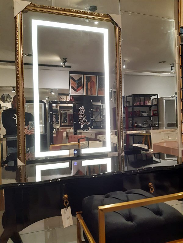 Espelho Iluminado LED Frontal com Moldura Elegante Dourada