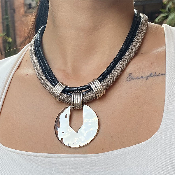 Colar Preto com Medalha Prata Detalhada