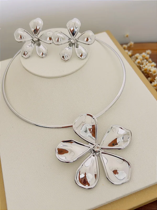 Conjunto Choker e Brinco Folheado a Ouro 18k e Prata Aro Quatro Fios com Flor Cinco Pétalas