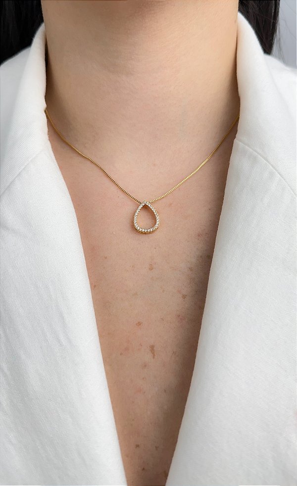 Colar com Pingente de Gota Vazada Cravejado no Ouro CO705-O