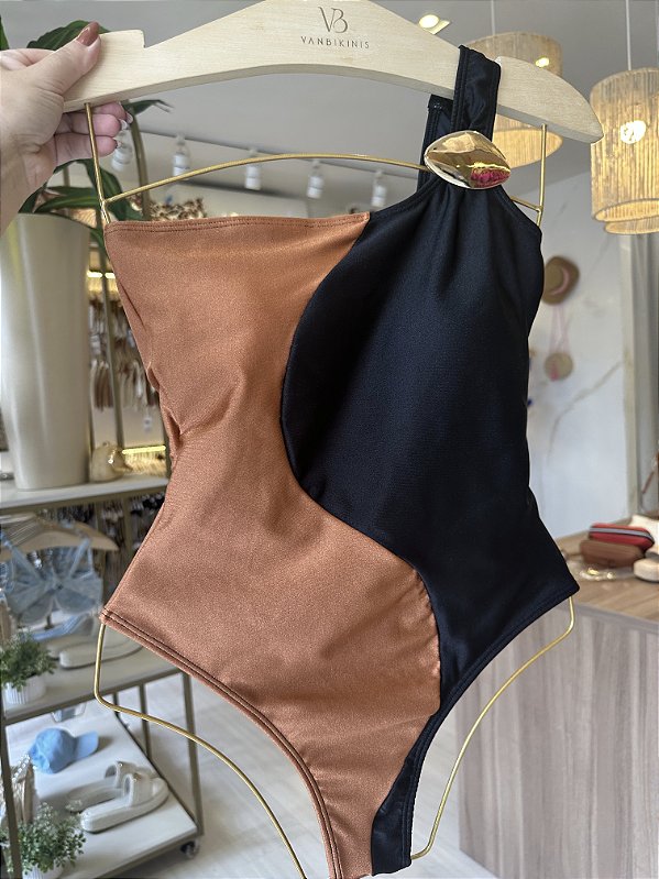 Maio 810 Glow marrom e preto um ombro só com acessório dourado