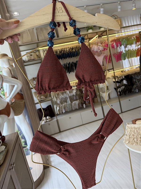 Top 004 cortininha com pedraria verdes alça + calcinha 555 cintura média com argolas Rivieira terracota