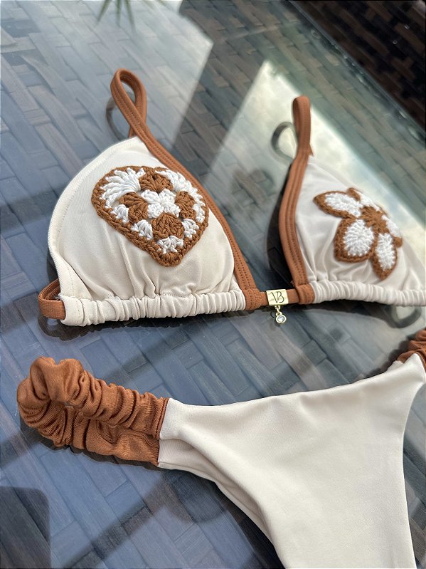 Top cortininha 014 com aplicacao croche + calcinha fita off white com marrom ilhabela