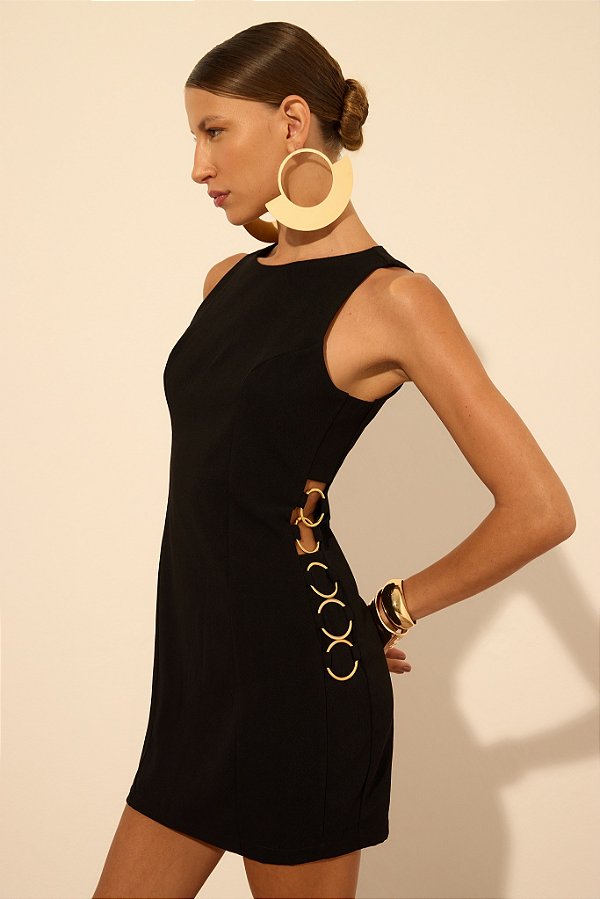 VESTIDO CURTO COM ARGOLAS DE METAL